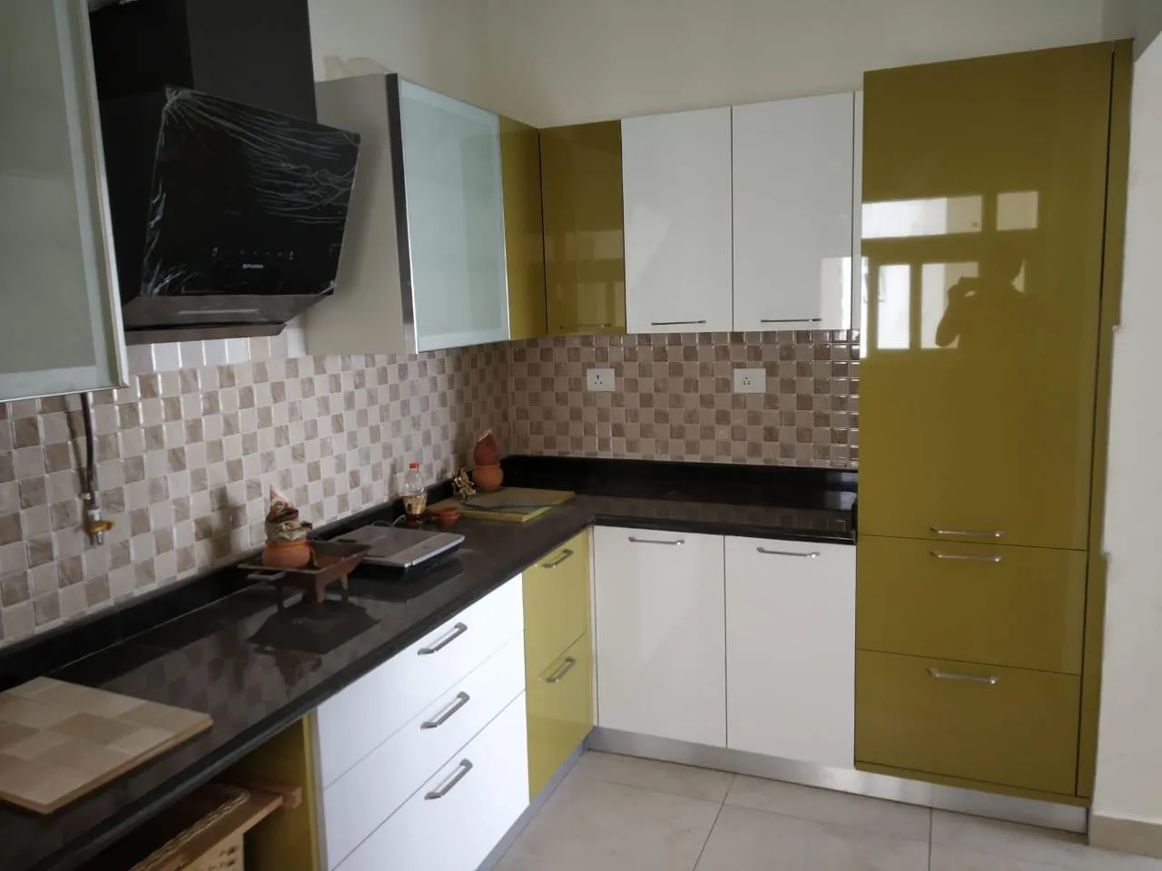 Two-tone modular kitchen